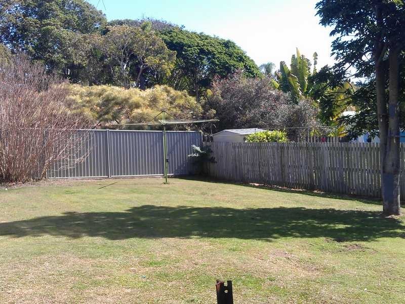 4 Robertson Road, Eastern Heights QLD 4305