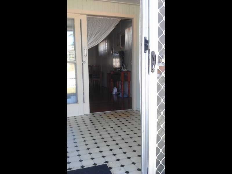4 Robertson Road, Eastern Heights QLD 4305
