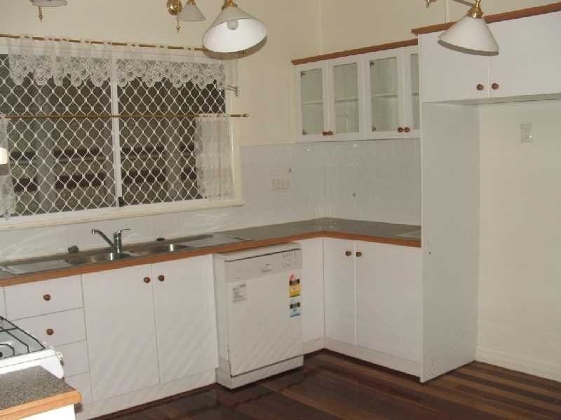 1 Taylor Street, Eastern Heights QLD 4305