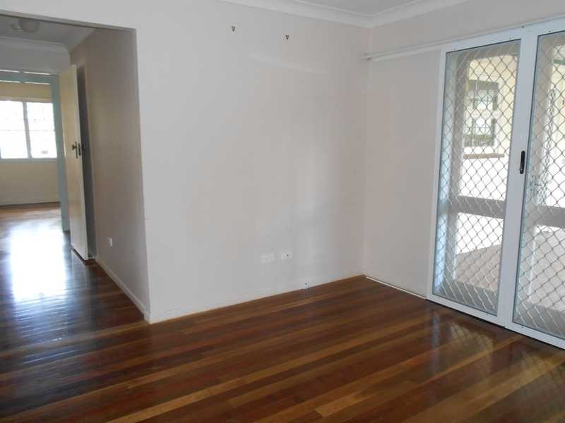 12 Crosshill Street, Leichhardt QLD 4305