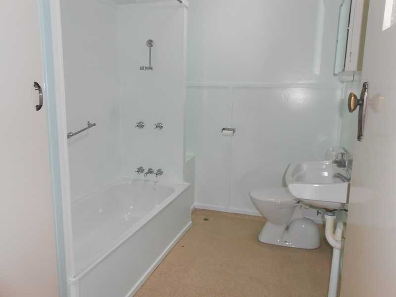 12 Crosshill Street, Leichhardt QLD 4305