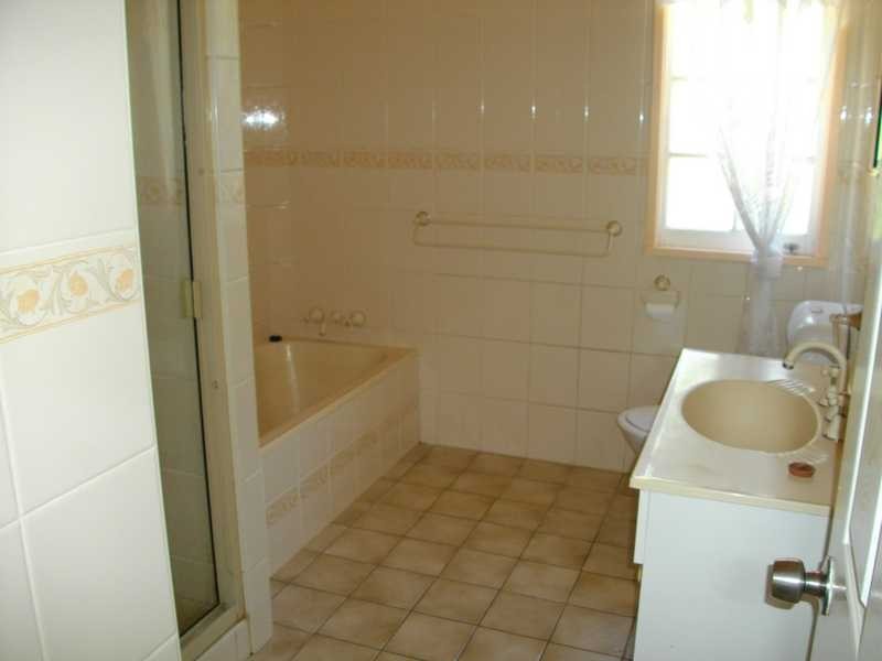 8 Deebing Street, Ipswich QLD 4305