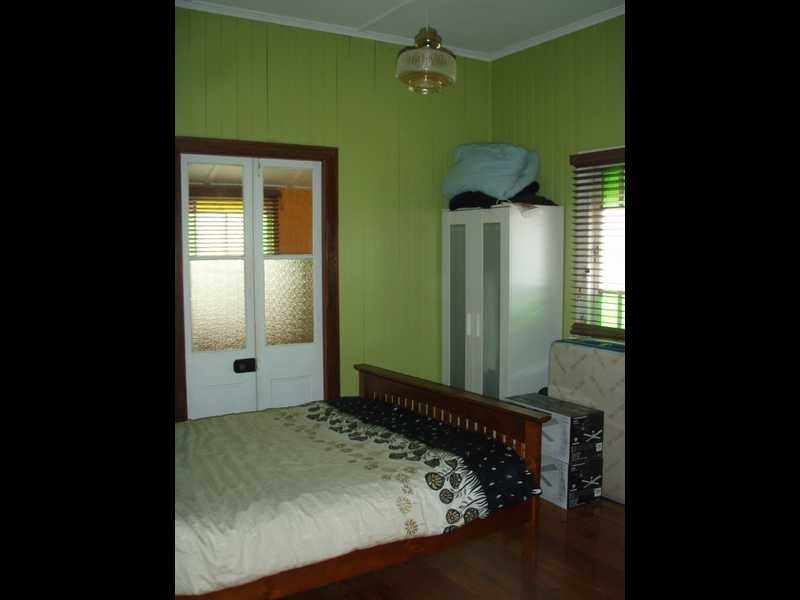 102 Blackstone Road, Silkstone QLD 4304