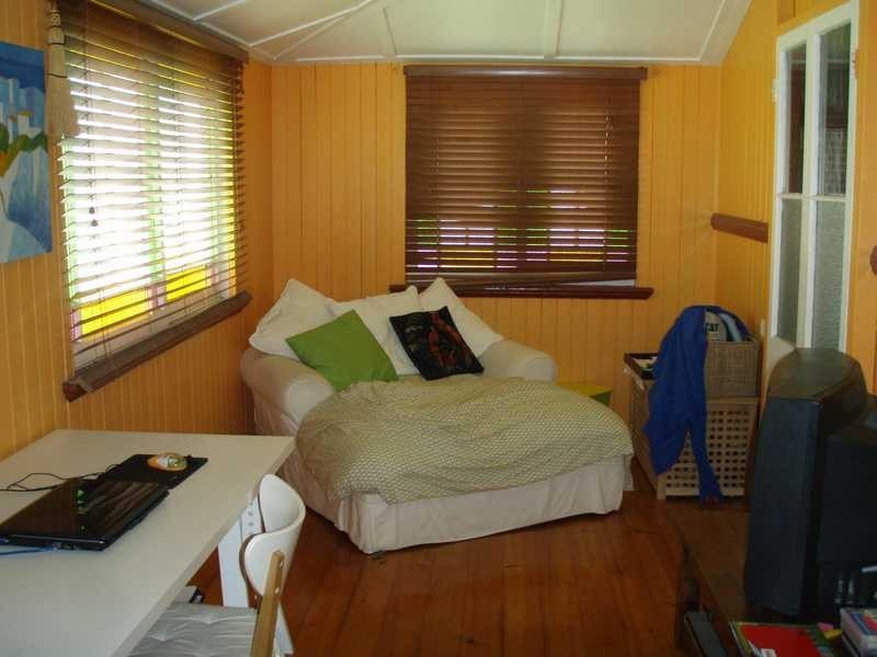 102 Blackstone Road, Silkstone QLD 4304