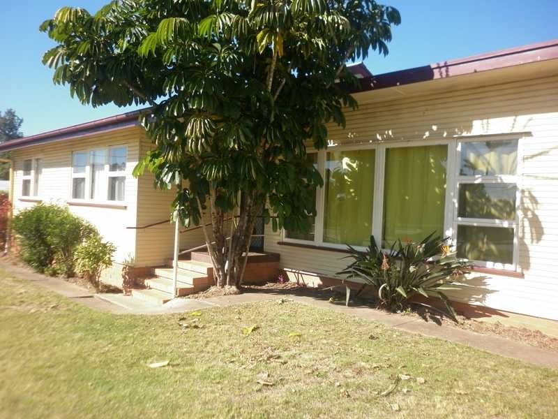 16 Leslie Street, East Ipswich QLD 4305