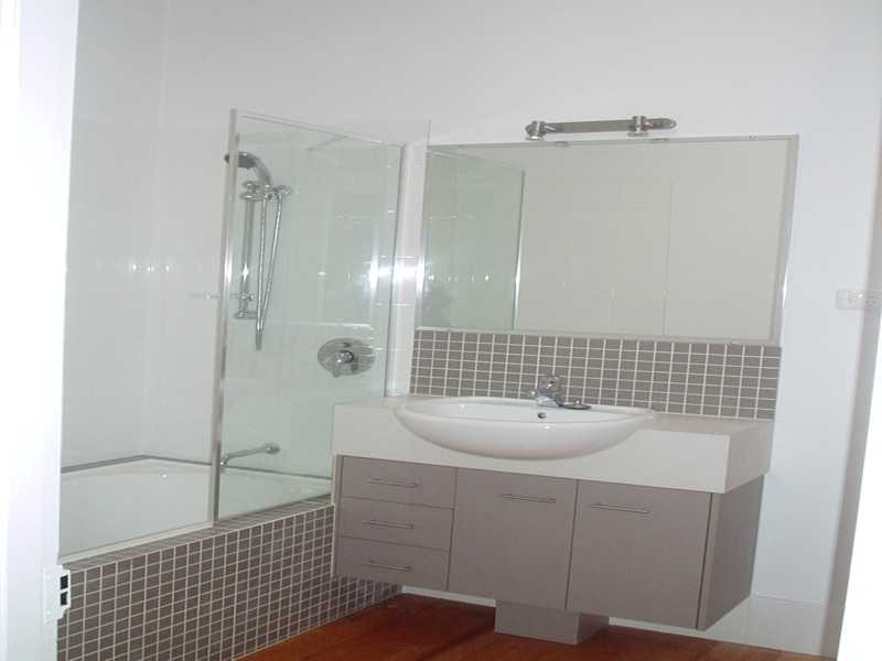 15 Eileen Street, Booval QLD 4304