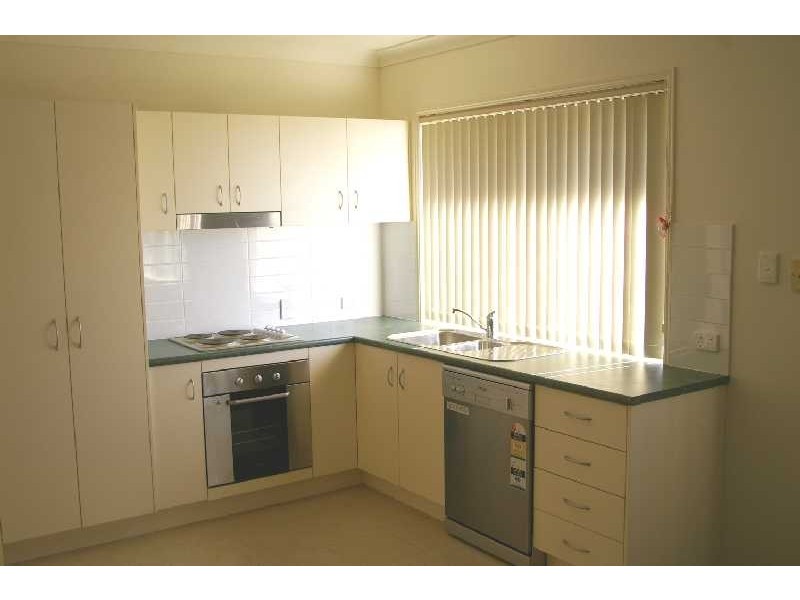 3/2 Macquarie Street, Booval QLD 4304