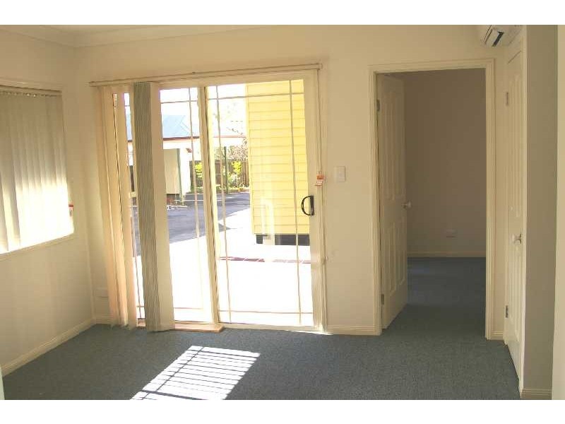 3/2 Macquarie Street, Booval QLD 4304