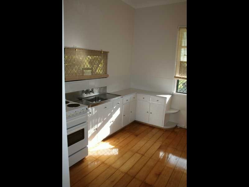9 Railway Street, Booval QLD 4304