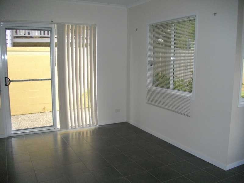 2/16 Green Street, Booval QLD 4304