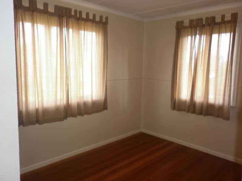 4 Holmes Road, North Ipswich QLD 4305