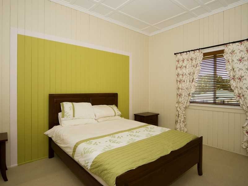21 Easton Street, Silkstone QLD 4304