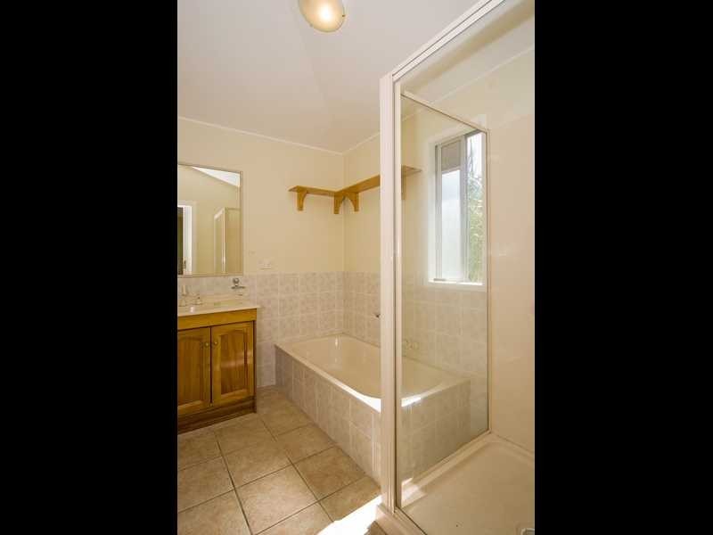 21 Easton Street, Silkstone QLD 4304