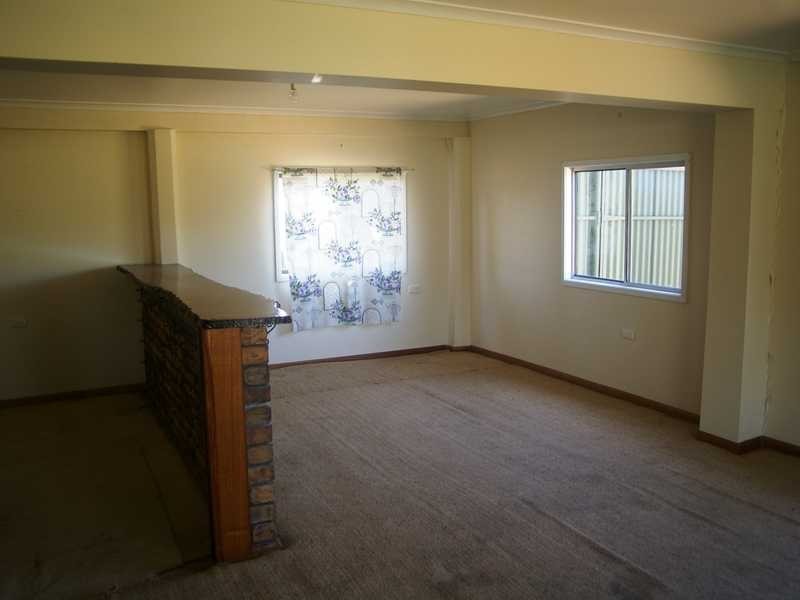 6 Madden Street, Silkstone QLD 4304