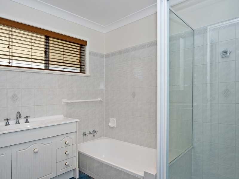 1 Creston Street, Raceview QLD 4305