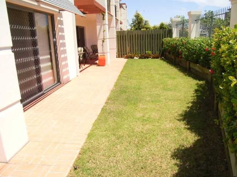 Unit 4 block 5/18-19 Pacific Parade, Yamba NSW 2464