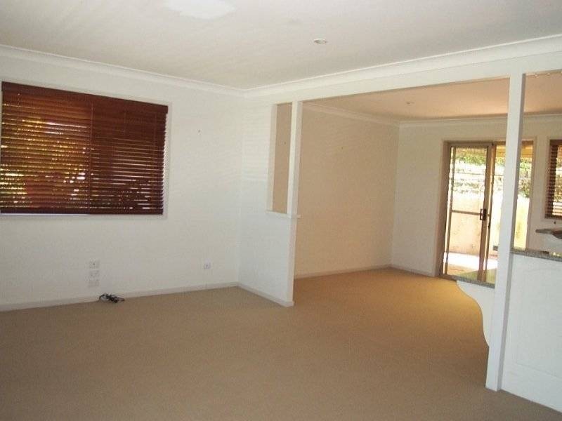 2/43 Bimbadeen Avenue, Banora Point NSW 2486