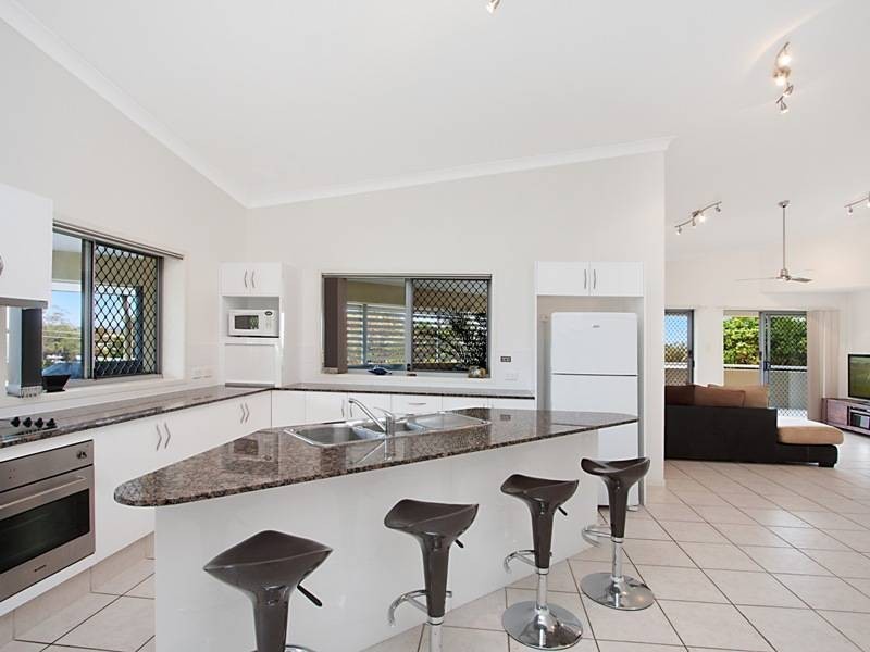 9/50 Miles Street, Kirra QLD 4225