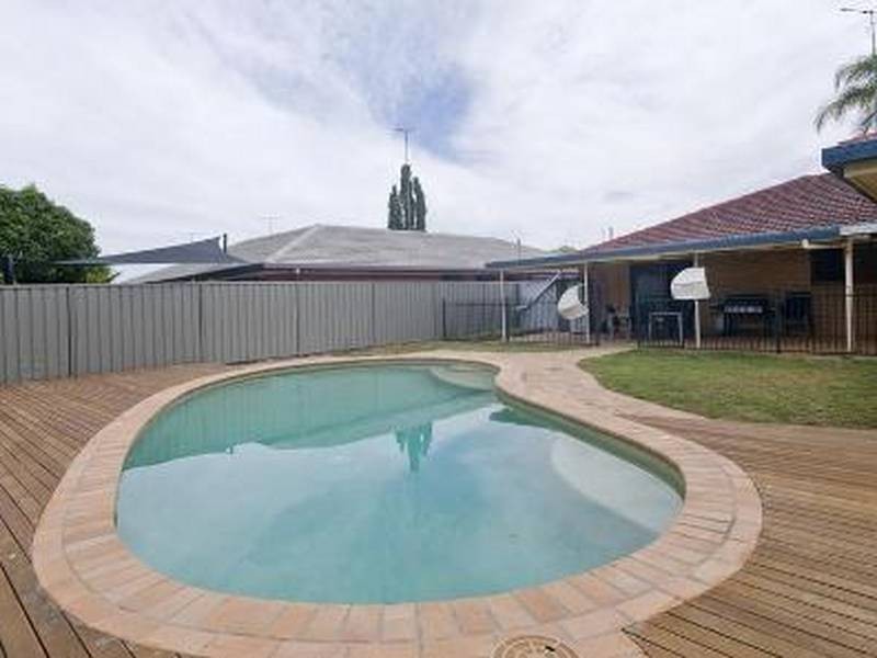 17 Walnut Street, Elanora QLD 4221