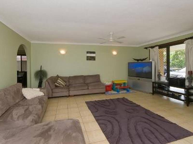 17 Walnut Street, Elanora QLD 4221