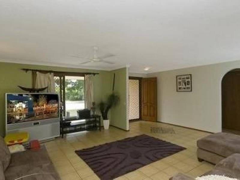 17 Walnut Street, Elanora QLD 4221