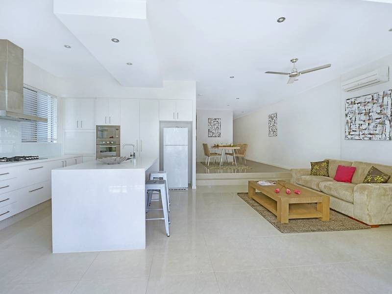 2/9 South Street, Kirra QLD 4225