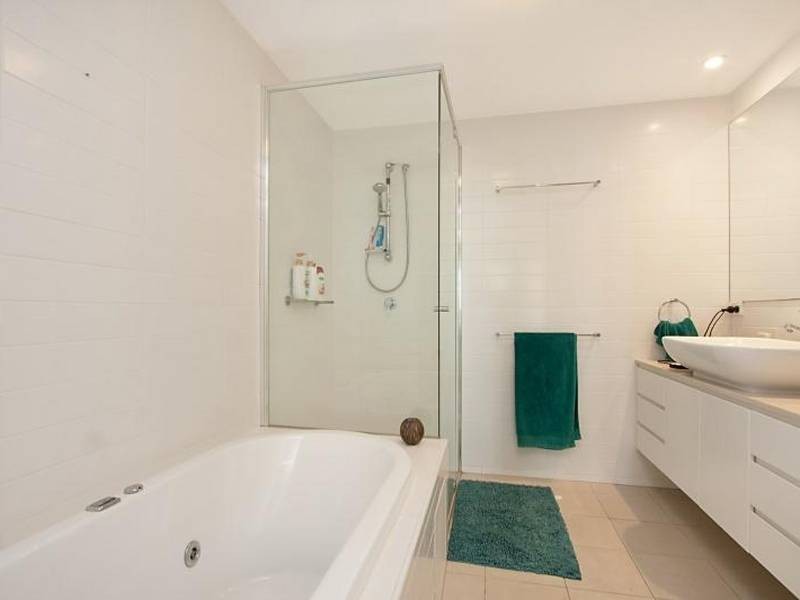 002/2 Creek Street, Kirra QLD 4225