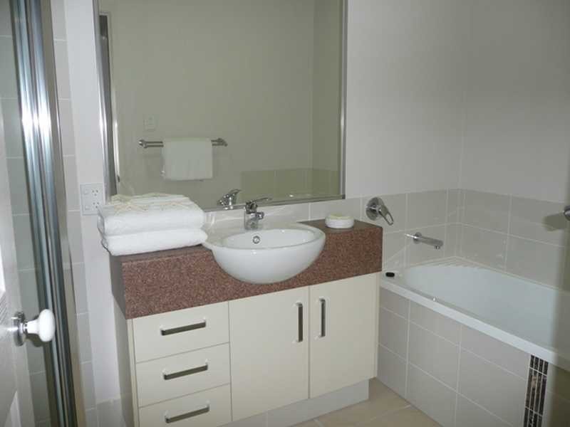 2/2 Stoneleigh Way, Holmview QLD 4207