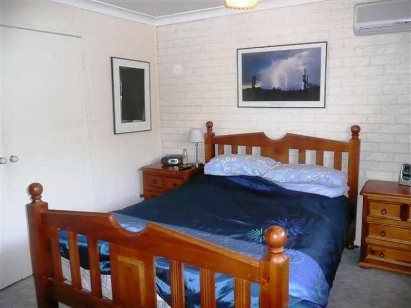 1/4 Hillstar Avenue, Burleigh Waters QLD 4220