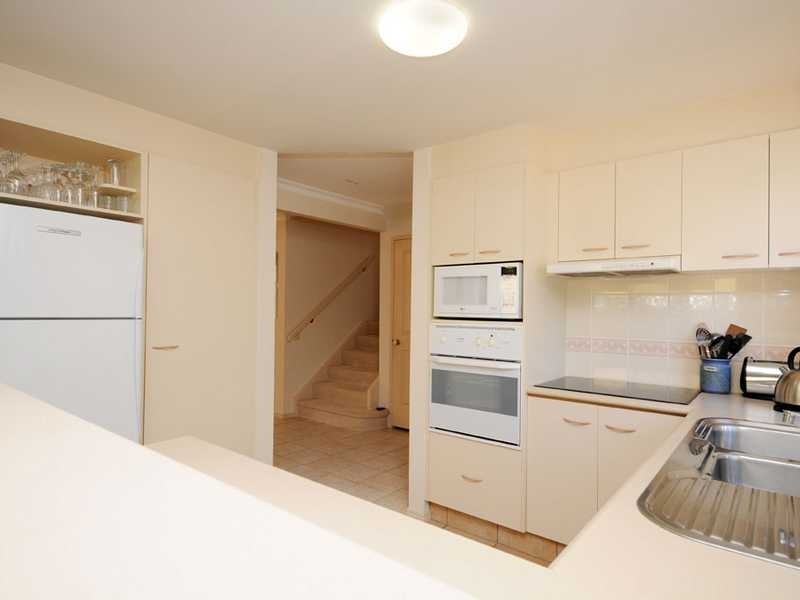 2/17 Deodar Drive, Burleigh Heads QLD 4220