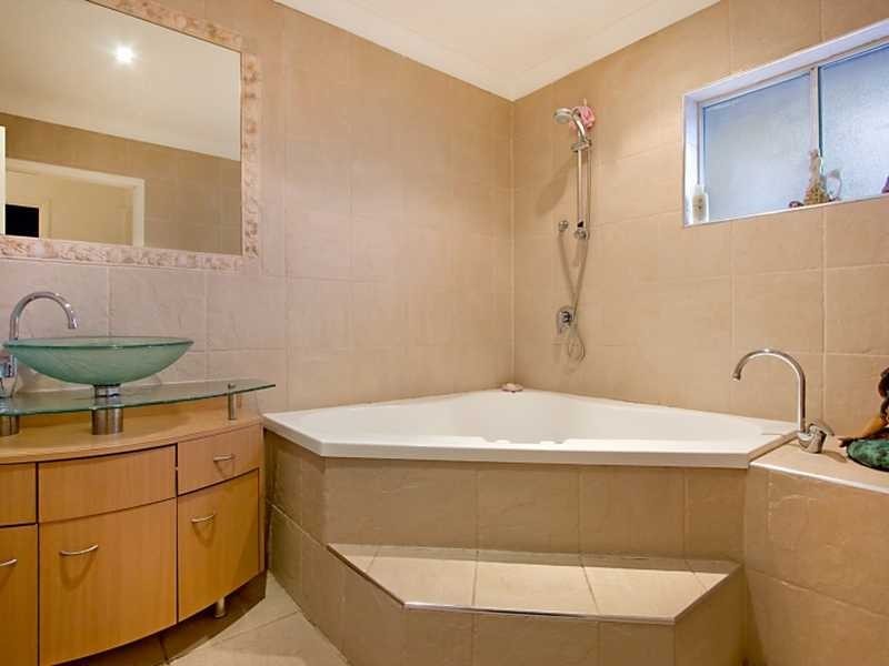 26 Aruma Avenue, Burleigh Waters QLD 4220