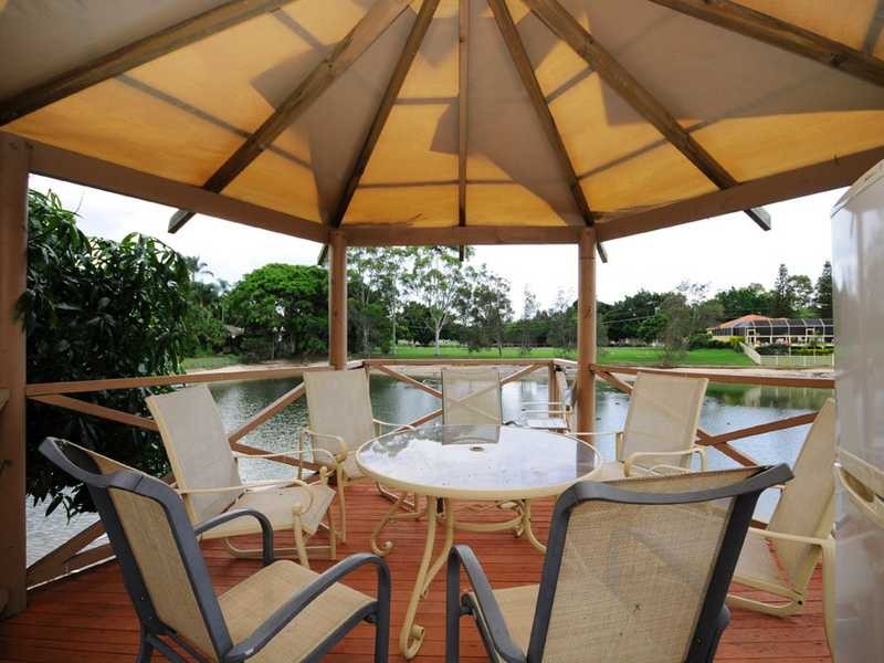 15 Andrew Avenue, Broadbeach Waters QLD 4218