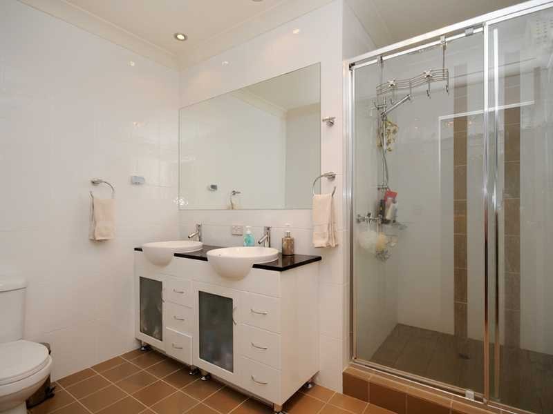 15 Andrew Avenue, Broadbeach Waters QLD 4218