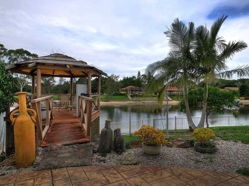 15 Andrew Avenue, Broadbeach Waters QLD 4218