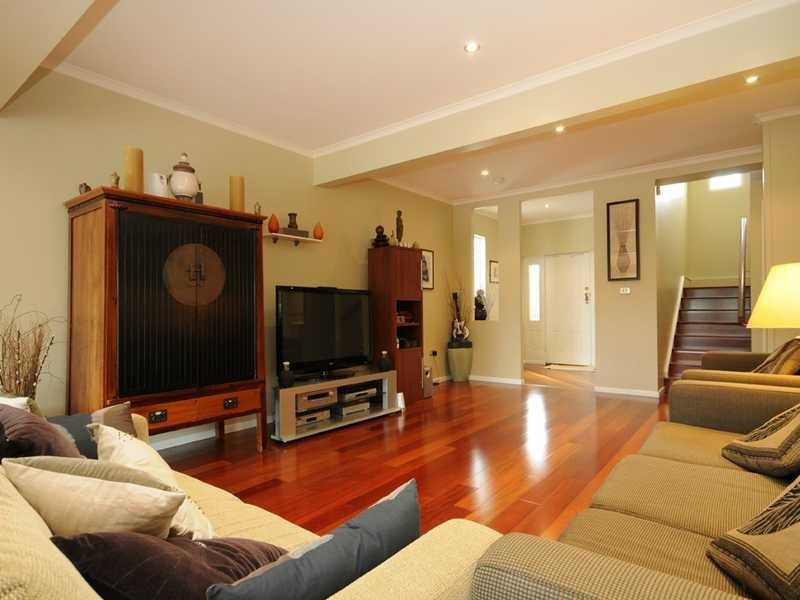 15 Andrew Avenue, Broadbeach Waters QLD 4218