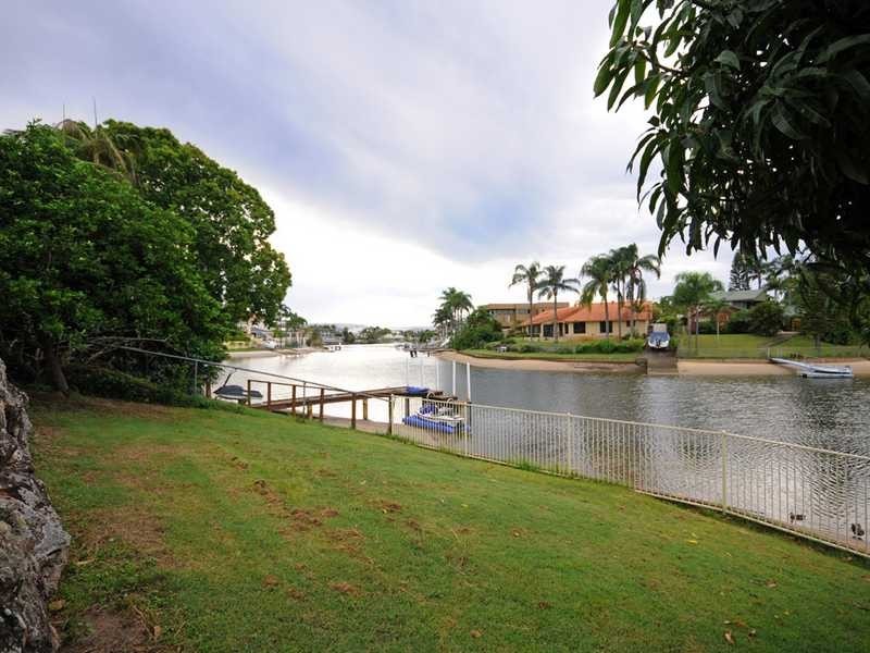 15 Andrew Avenue, Broadbeach Waters QLD 4218