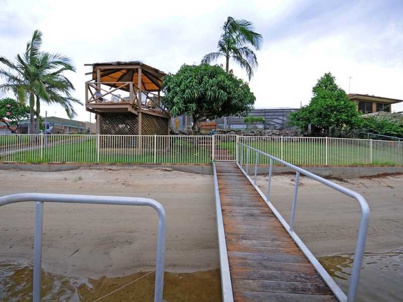 15 Andrew Avenue, Broadbeach Waters QLD 4218