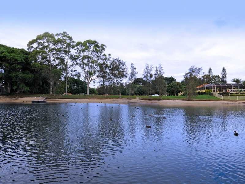 15 Andrew Avenue, Broadbeach Waters QLD 4218