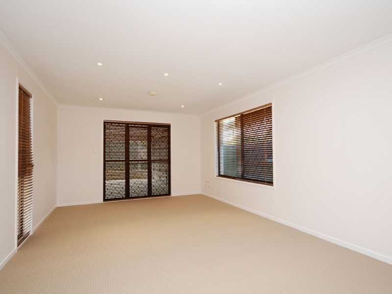 1/4 Dampier Court, Molendinar QLD 4214