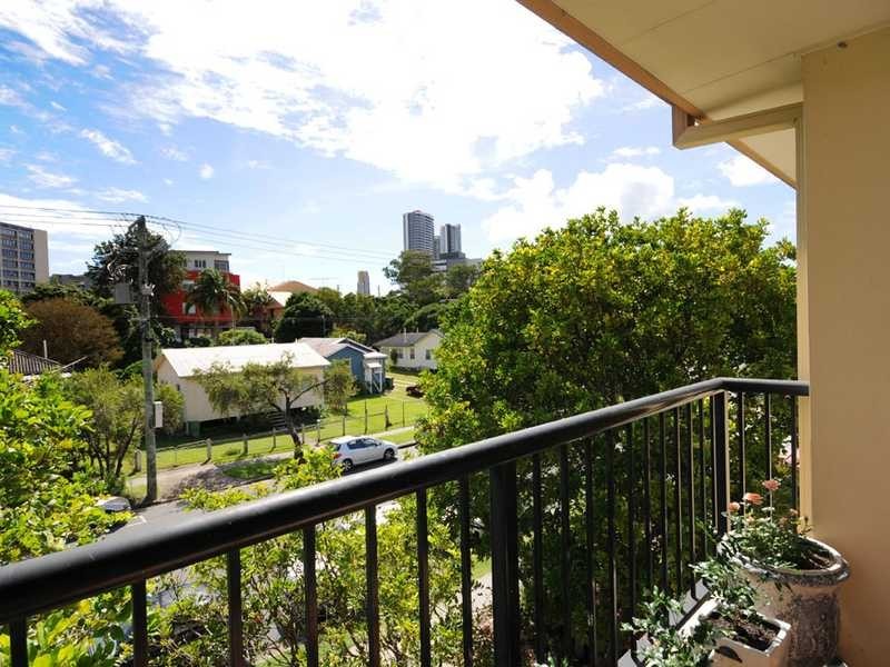 21/14 Spendelove Ave, Southport QLD 4215