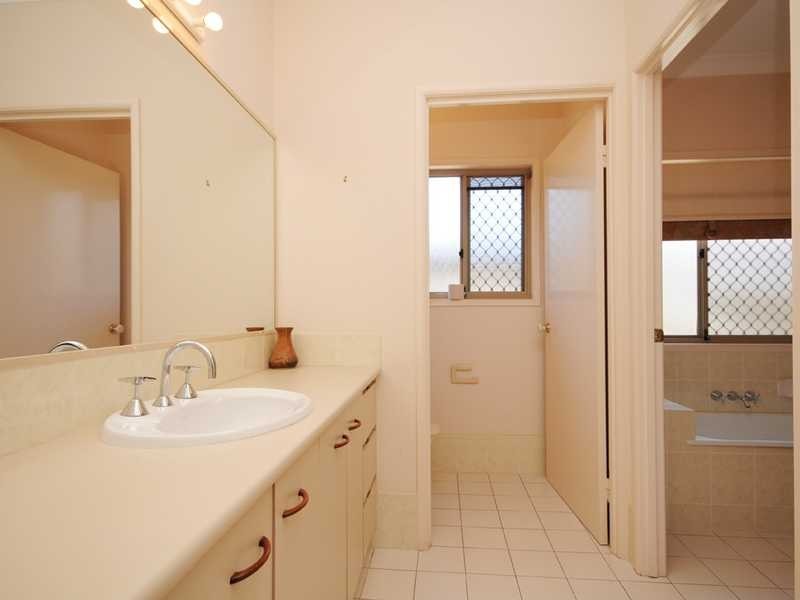 18 Wedgebill Parade, Burleigh Waters QLD 4220