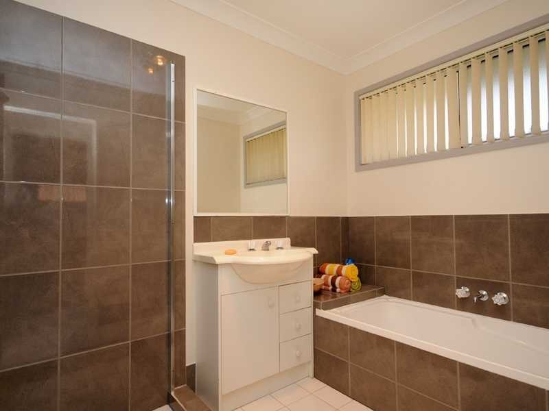 2/2 Summerwine Street, Burleigh Waters QLD 4220