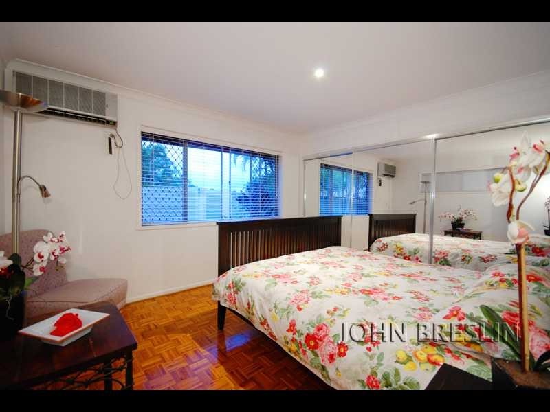 15 Costa Court, Broadbeach Waters QLD 4218