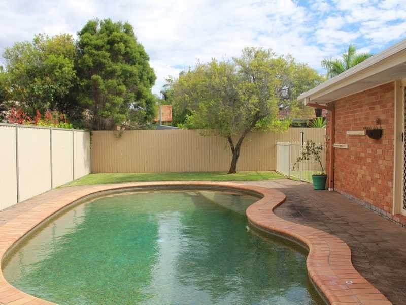 33 Lakeridge Drive, Varsity Lakes QLD 4227