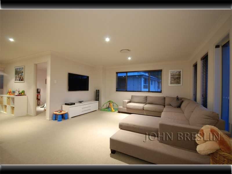 8 Grove Creek Close, Reedy Creek QLD 4227