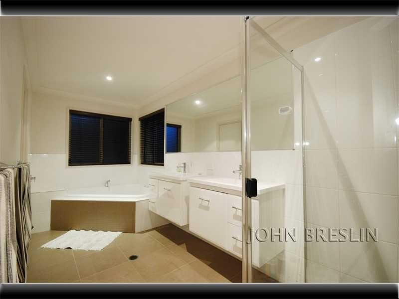 8 Grove Creek Close, Reedy Creek QLD 4227