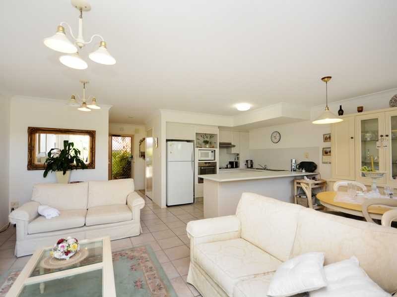 4/4 Lowood Court, Varsity Lakes QLD 4227