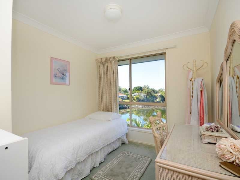 4/4 Lowood Court, Varsity Lakes QLD 4227