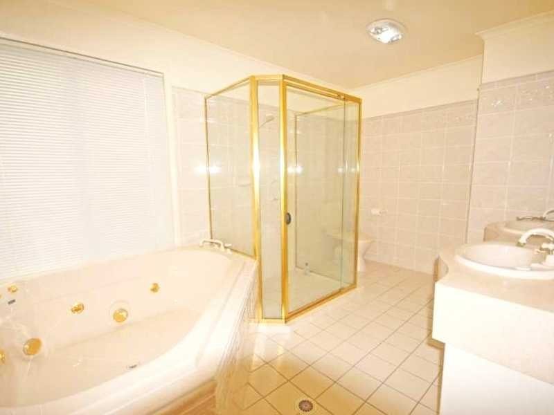 18 Sea Eagle Drive, Burleigh Waters QLD 4220