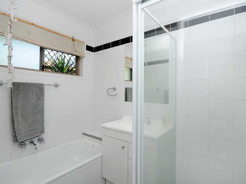 27 Montezuma Drive, Burleigh Waters QLD 4220